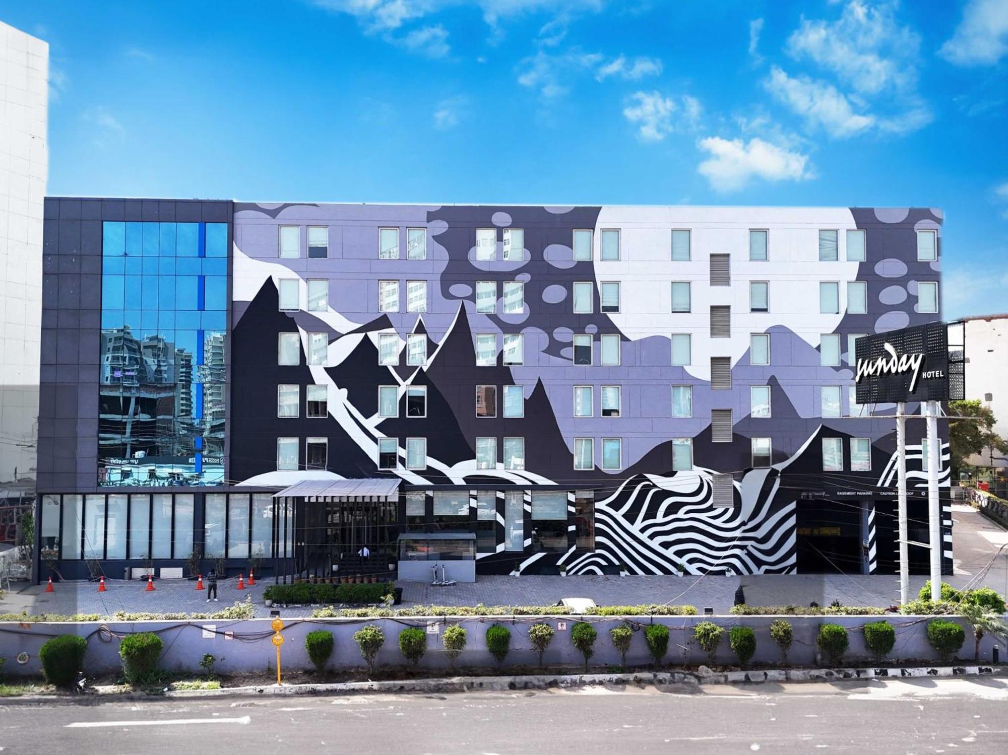 Sunday Hotel Chandigarh Zirakpur Exterior foto